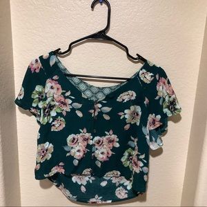 Adorable High Low floral crop top! MD